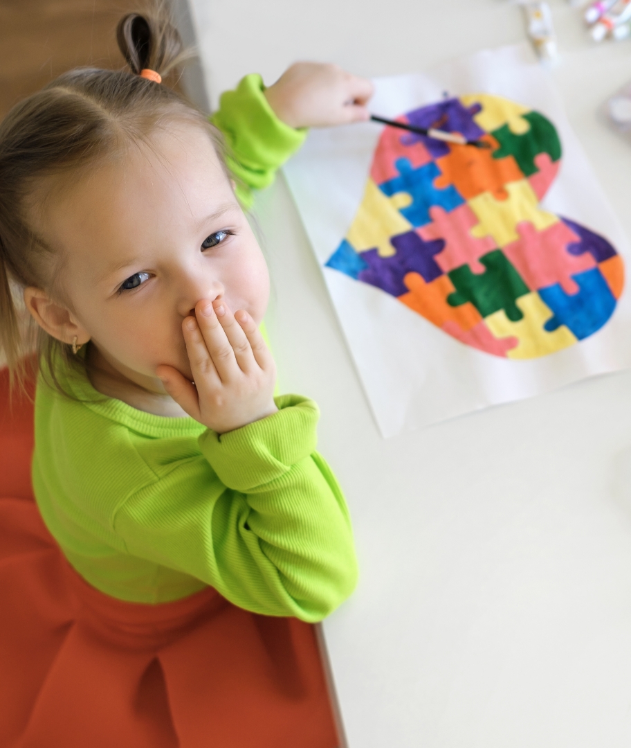 Criança com desenho de coração